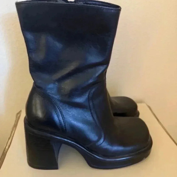 Vintage Steve Madden Women's Black Boots - Picture 2 of 7